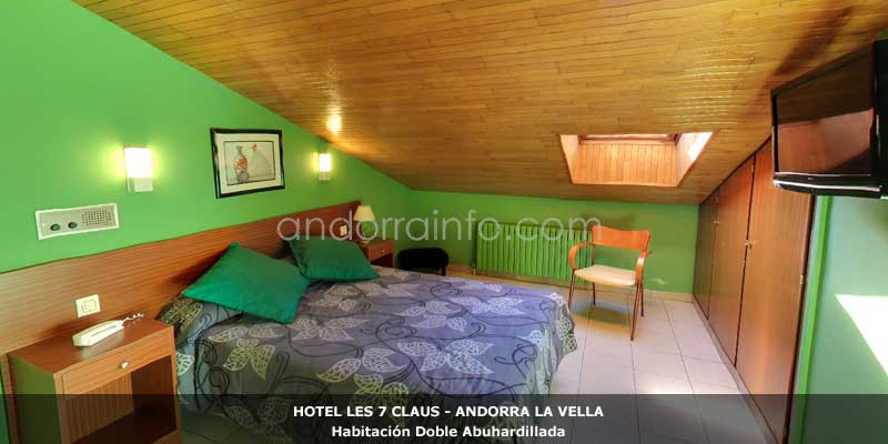 habitacion-doble-abuhardillada0-hotel-les-7-claus.jpg