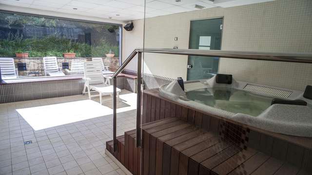 hotel-obaga-blanca-canillo-jacuzzi-interior.jpg